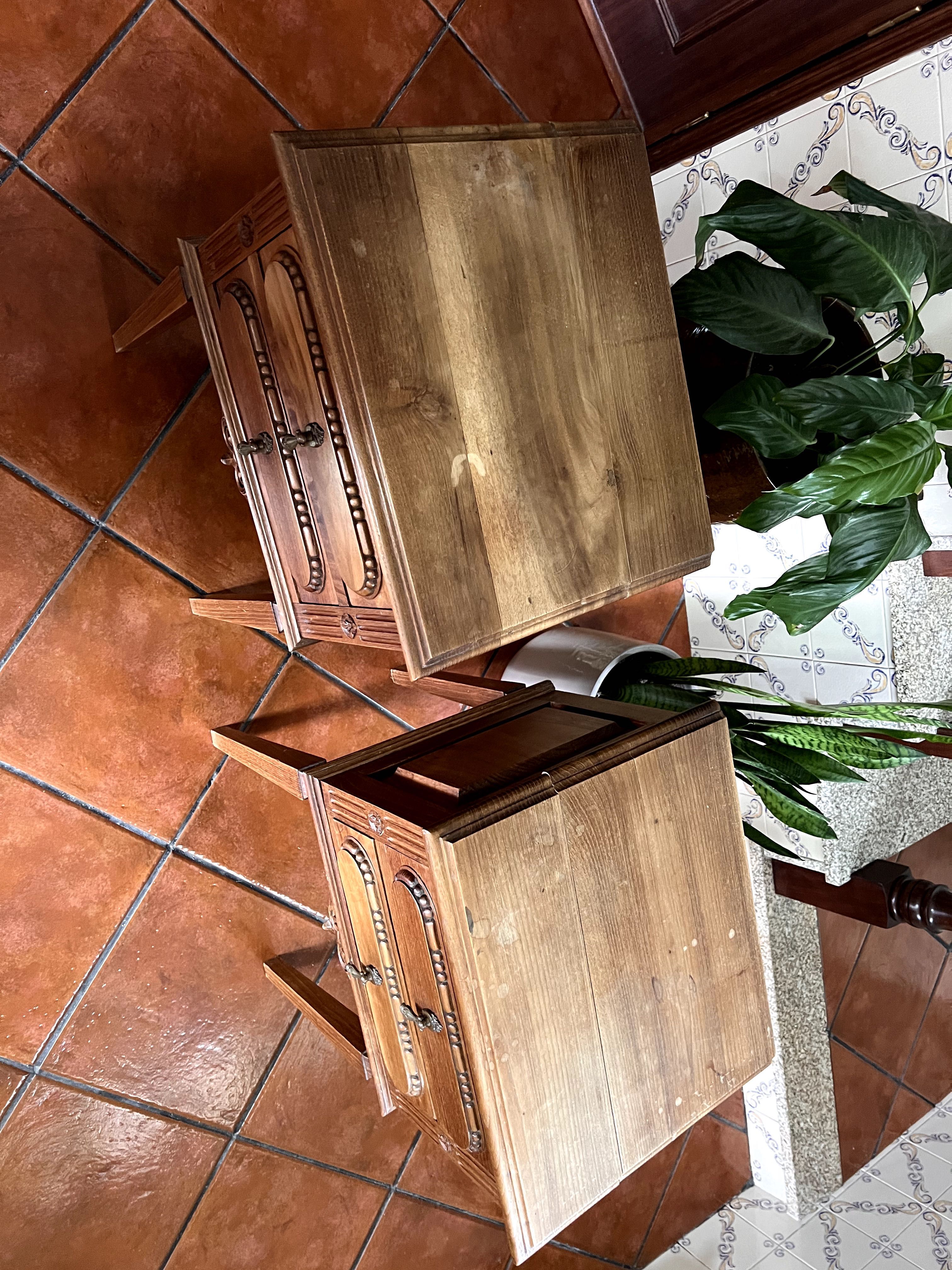 Mesinhas de Cabeceira em madeira