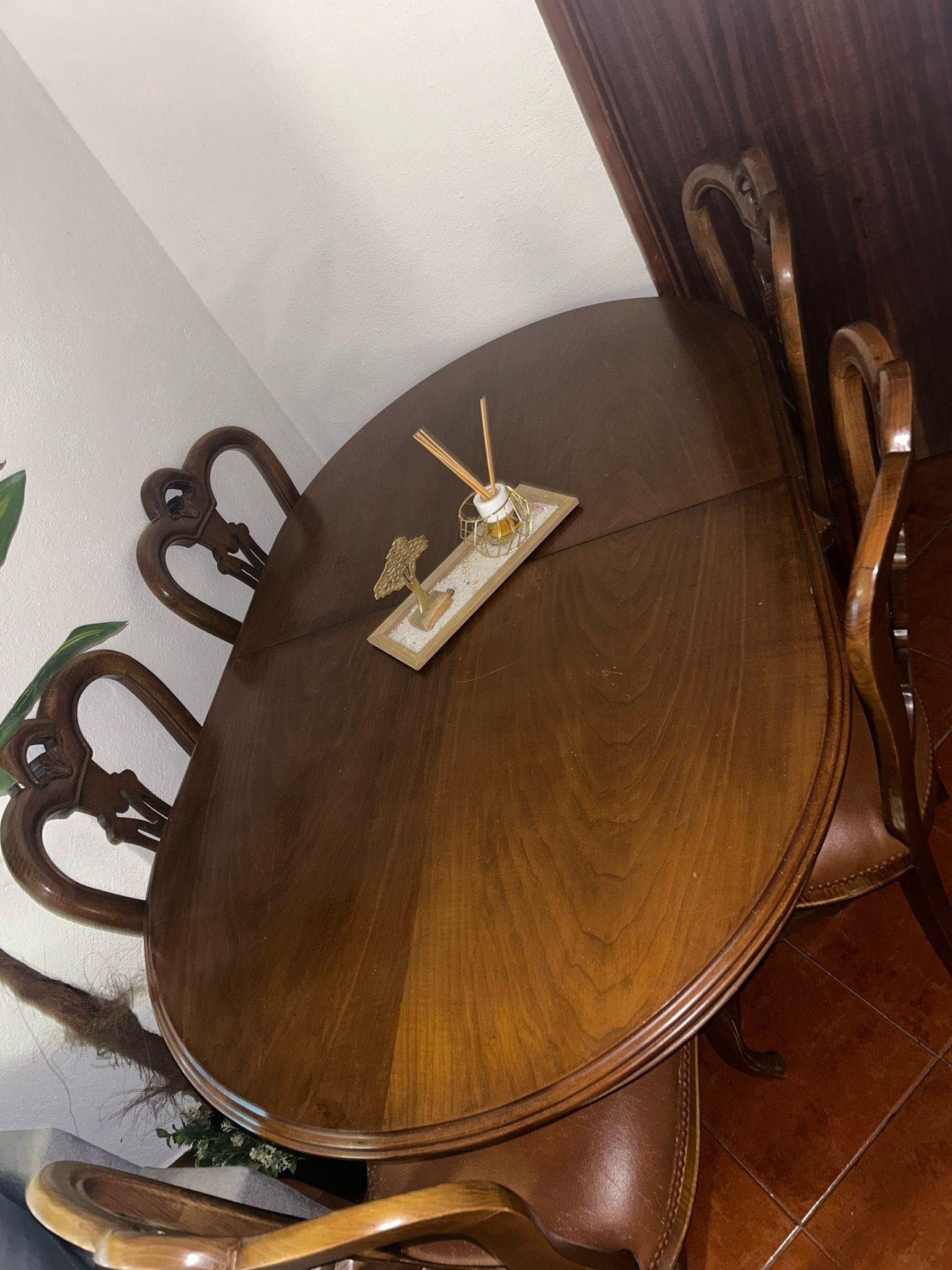 Mesa de jantar  com 6 cadeiras em bom estado