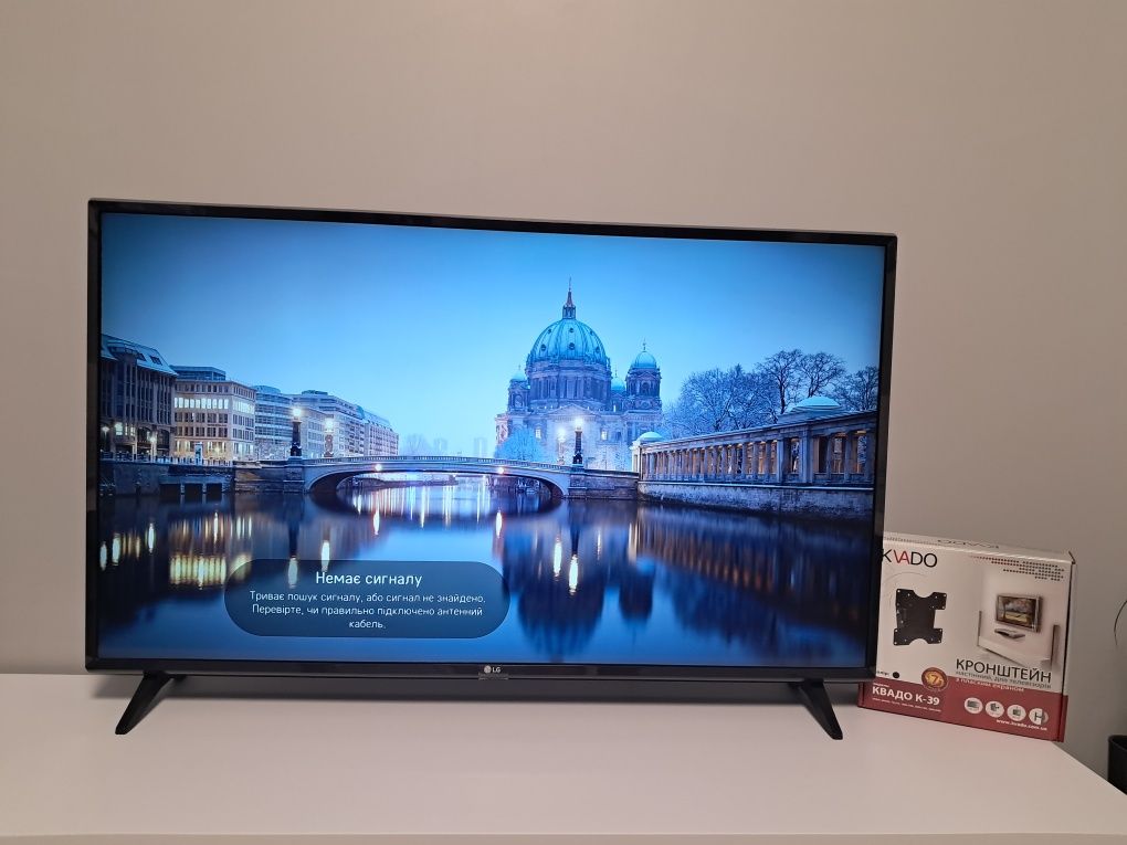 Телевізор LG 43 з кронштейном.