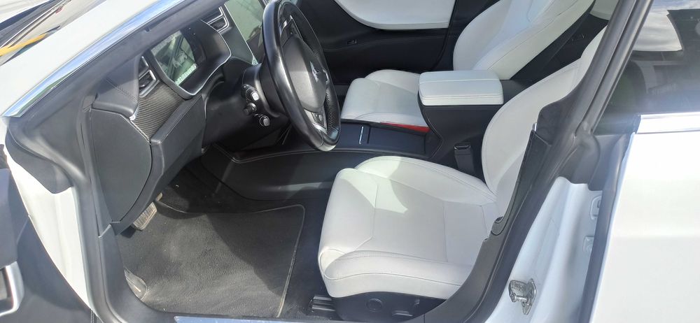 Продам хороший , надійний автомобіль Tesla Model S