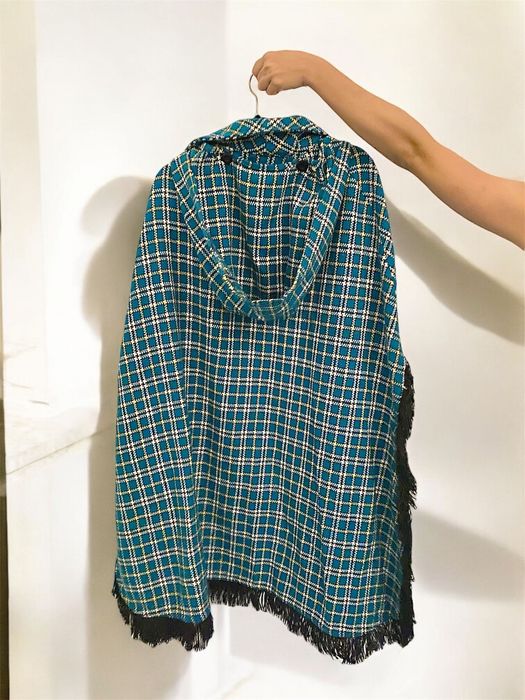 Poncho com capuz e estampado xadrez
