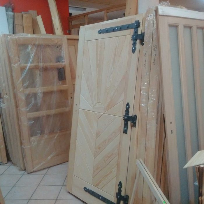 Jodelka sosnowe drewniane  drzwi