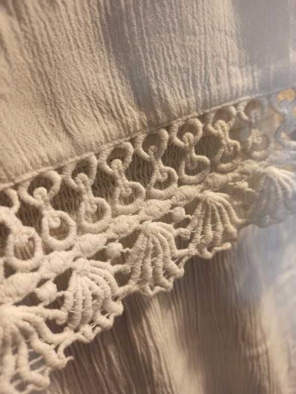 Biała długa sukienka boho
