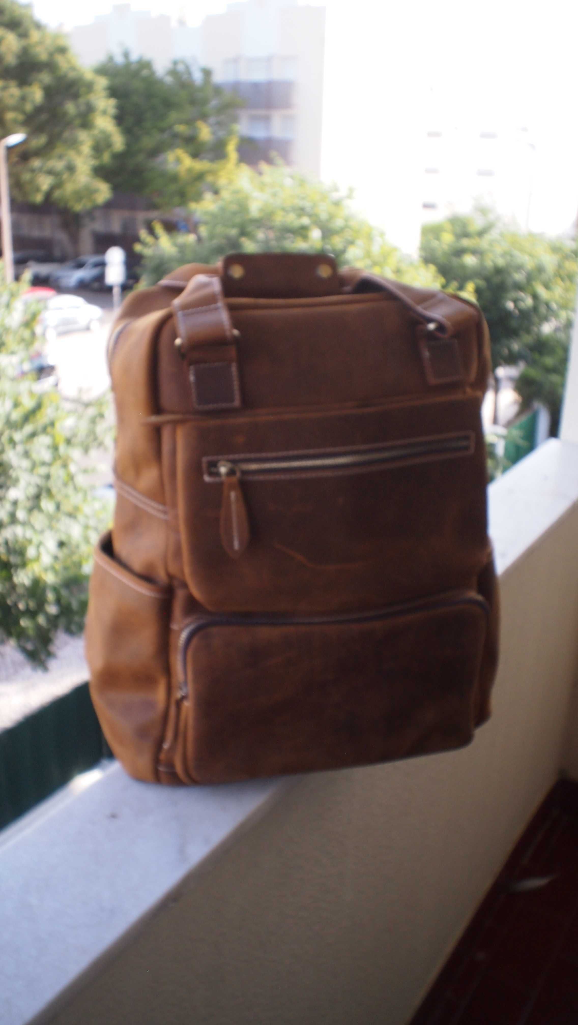 Mochila em verdadeira cabedal