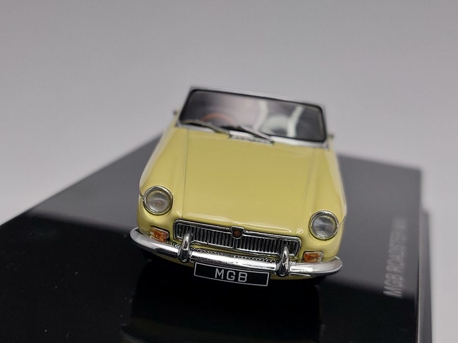 Модель 1:43 MGB Roadster MkII (AutoArt)
