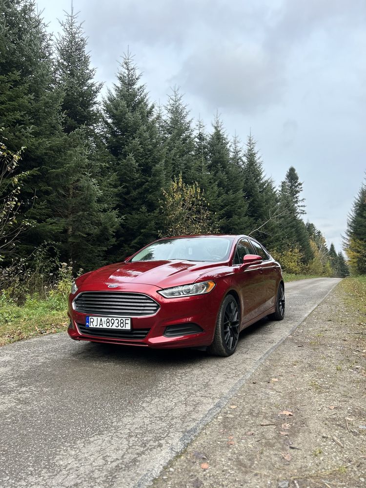 Ford Fusion Hybryda Ruby Red