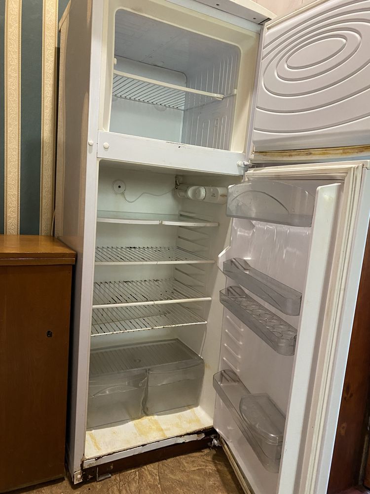 Холодильник з морозильною камерою