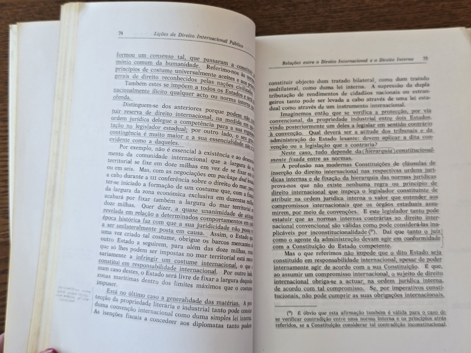 Livros jurídicos / Direito / 1 = 5€ / 10 = 40€