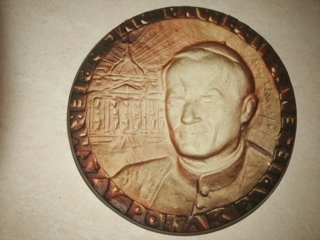 Jan Paweł II Pierwszy Polak Papierzem medal odlew z gipsu śr. 18 cm