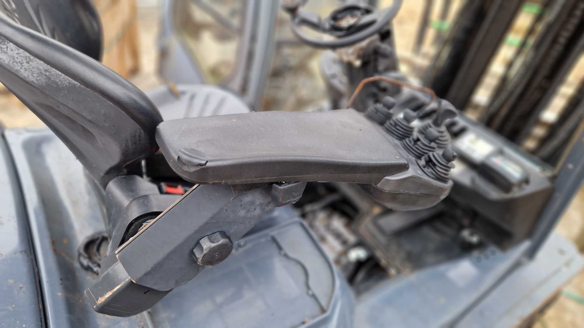wózek widłowy Toyota 02-8FDF30 13r skrzynia biegów napęd klapa osłona