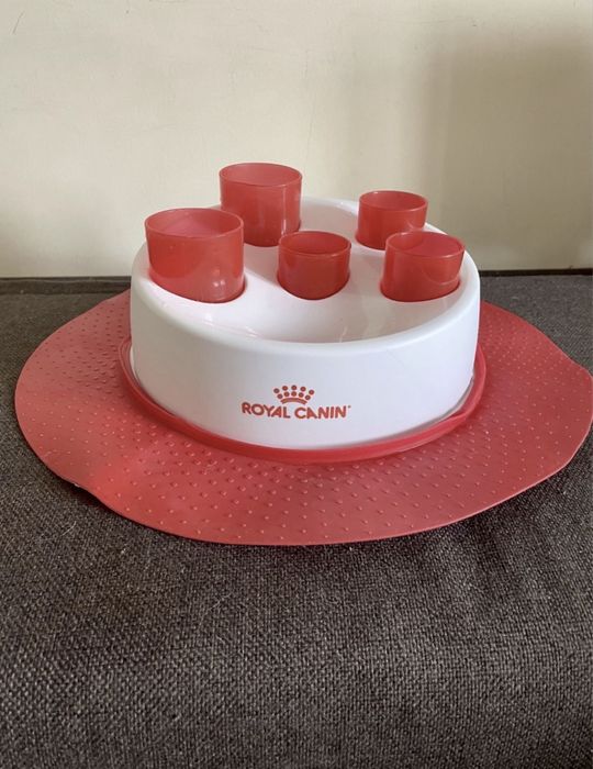 Іграшки та хатинка для котика