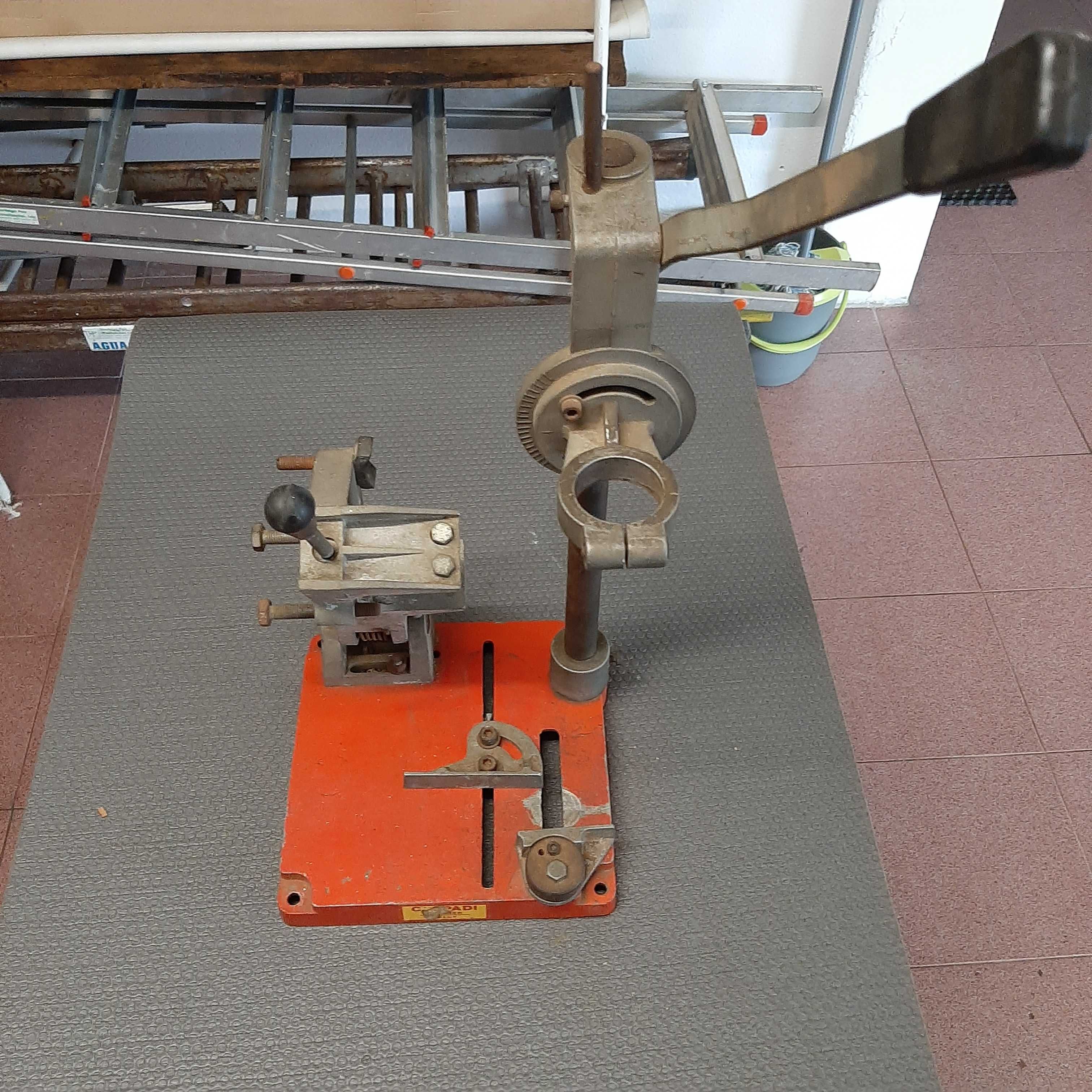 Coluna de suporte para berbequim e rebarbadora