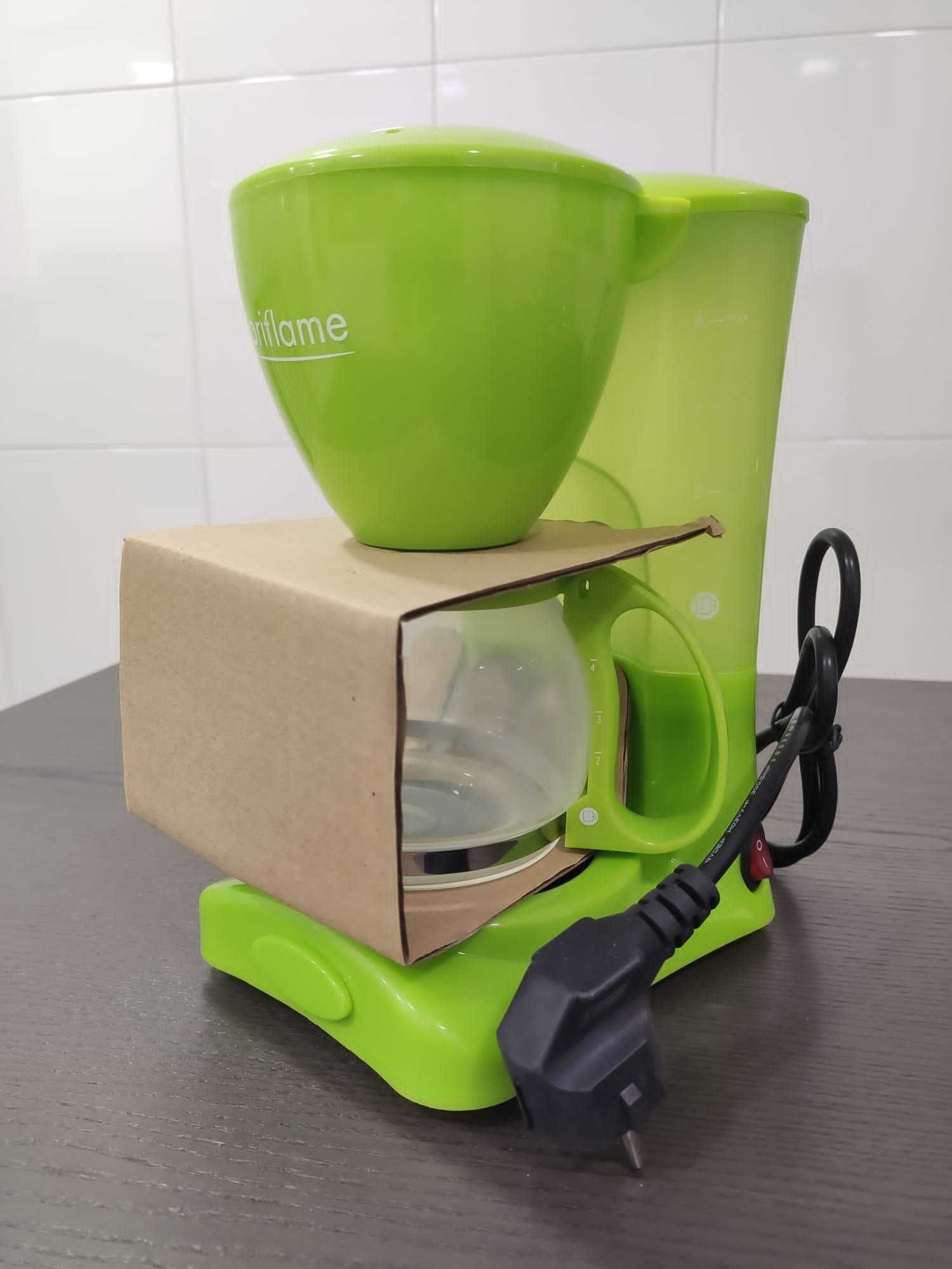 Máquina de café prática em cor moderna