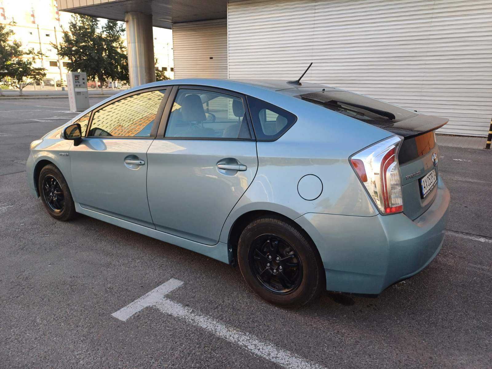 Продам Toyota Prius hybrid 2014