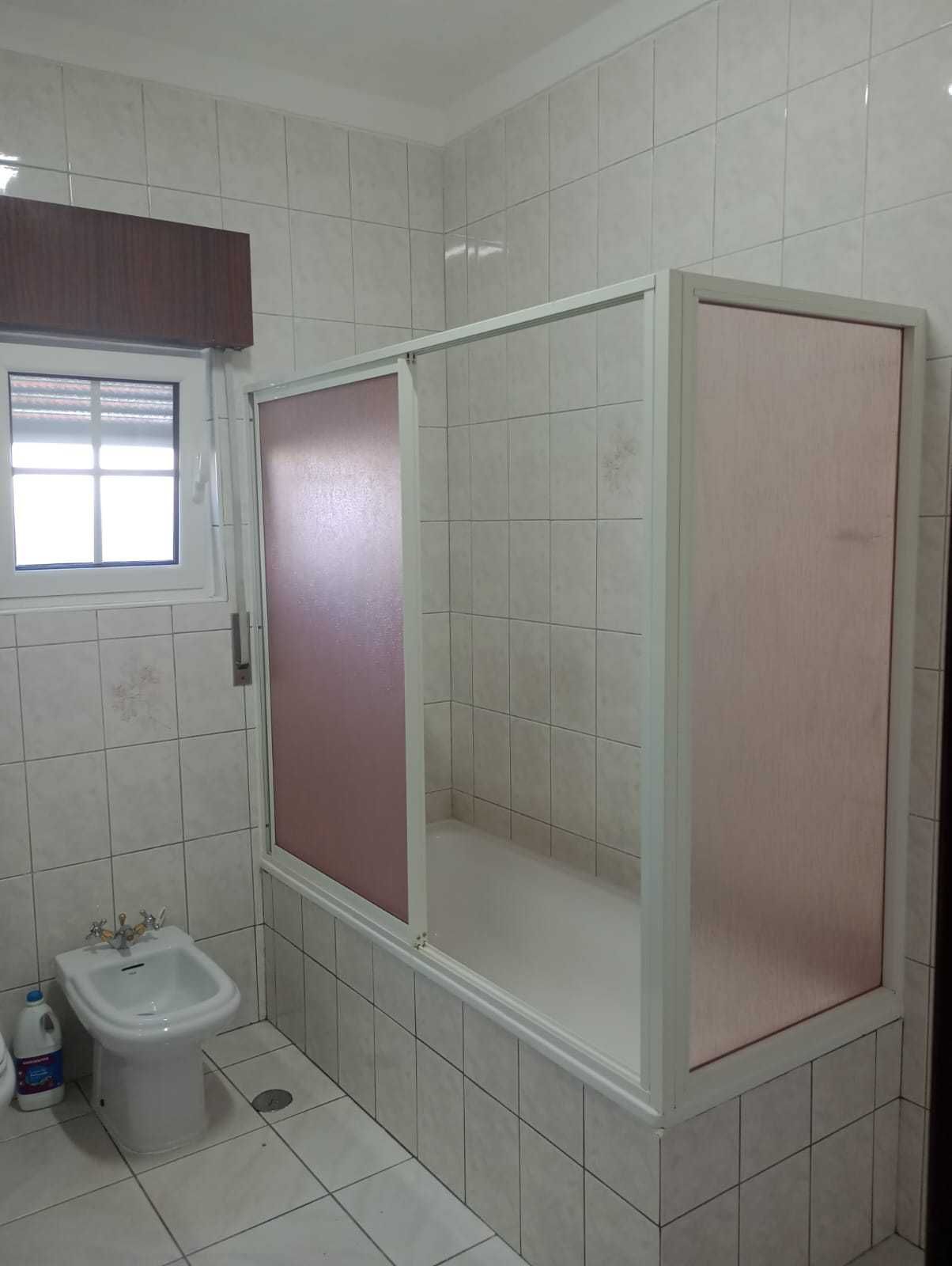Apartamento bem espaçoso T3 com 1 casa de banho, cozinha, terraço.
