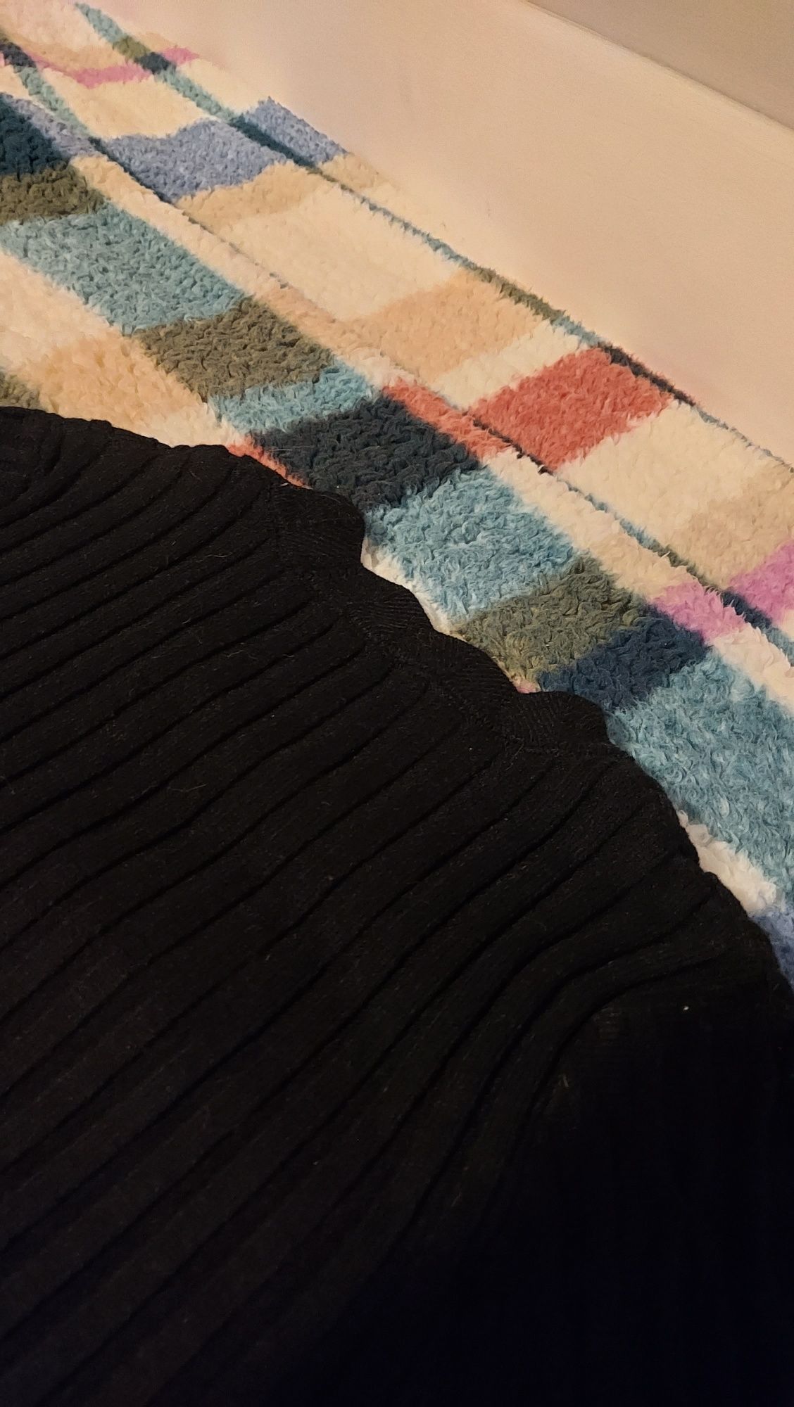 Czarny sweter z falbanką