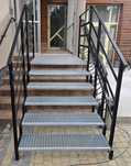 Schody metalowe z balustradą poręczą