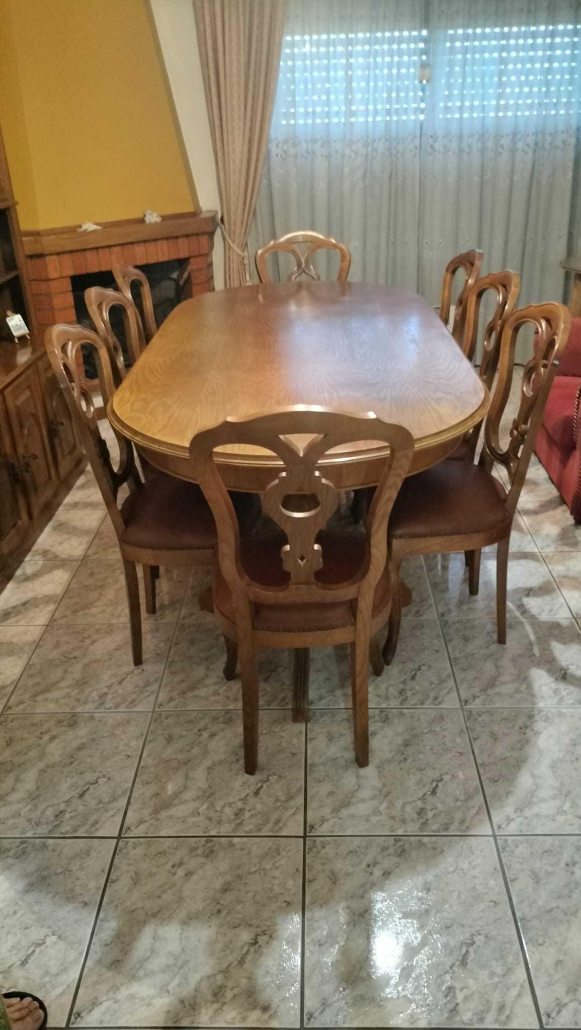 Mesa de jantar com 8 cadeiras