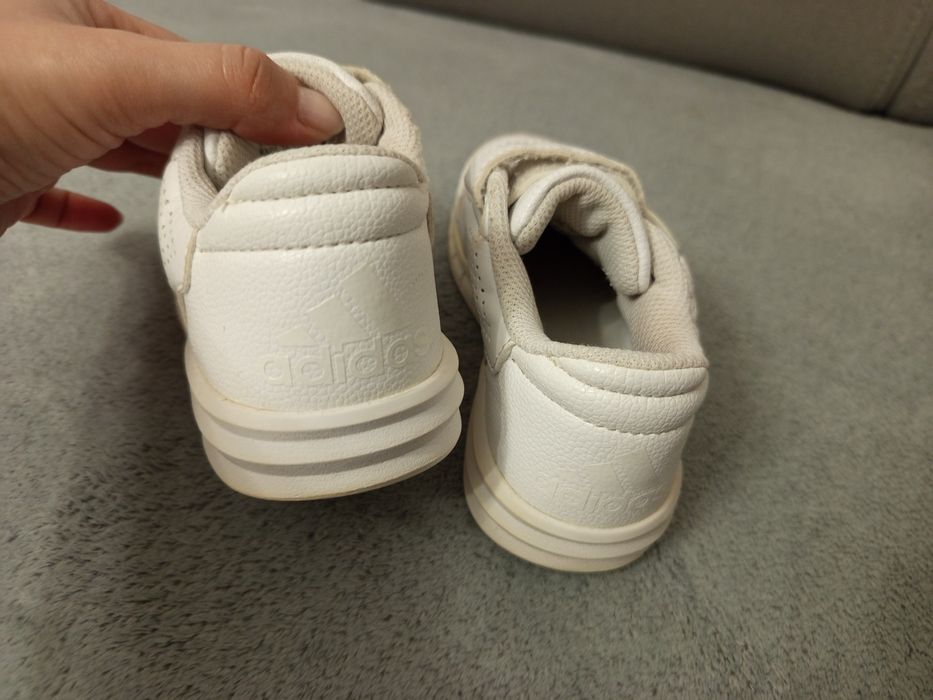 Białe adidasy r. 28, dziewczynka