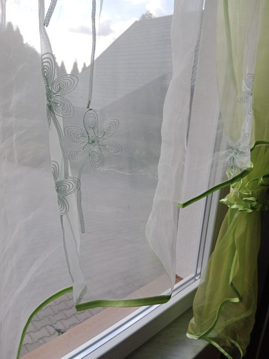 Biała zielona szyfonowa firanka w kwiaty 300x165