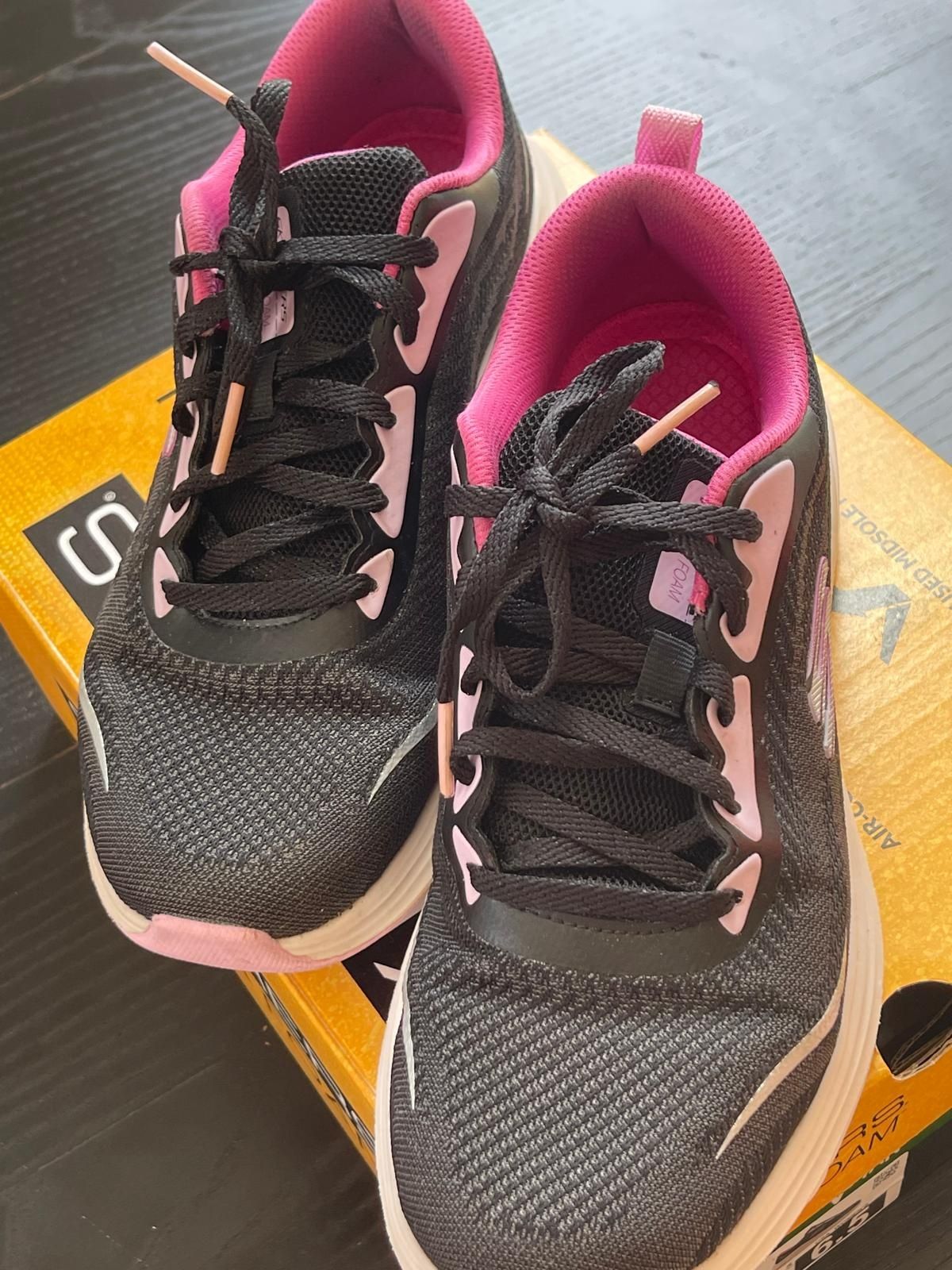 Skechers rosa e azul