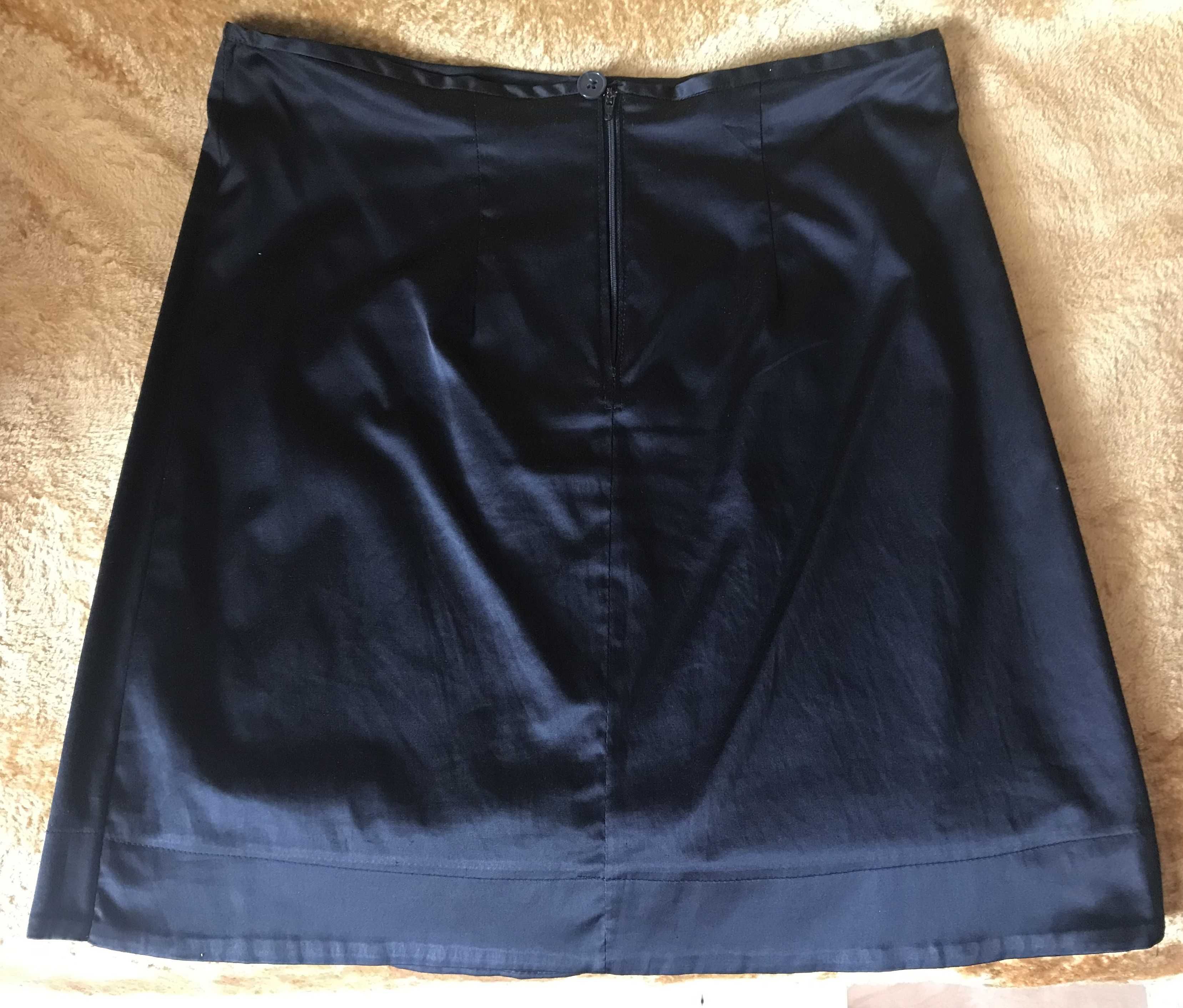 Krótka, czarna spódnica z połyskiem, rozmiar 42/44.