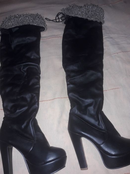 Botas altas acima joelho