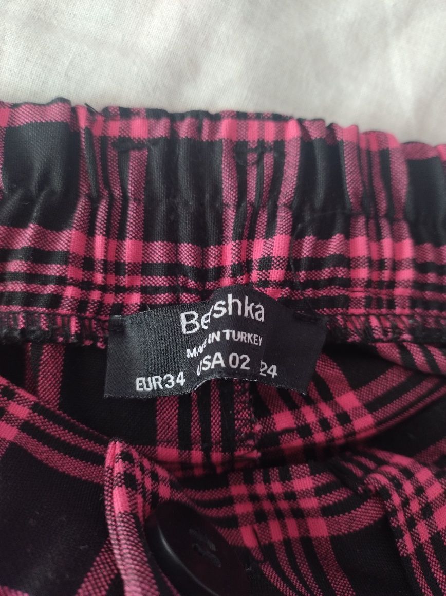 eleganckie spodnie w różową kratę Bershka