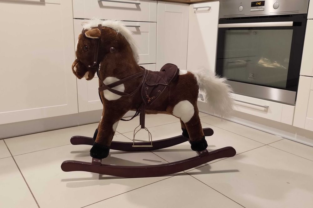 Konik na biegunach - wydaje dźwięki i rusza pyszczkiem