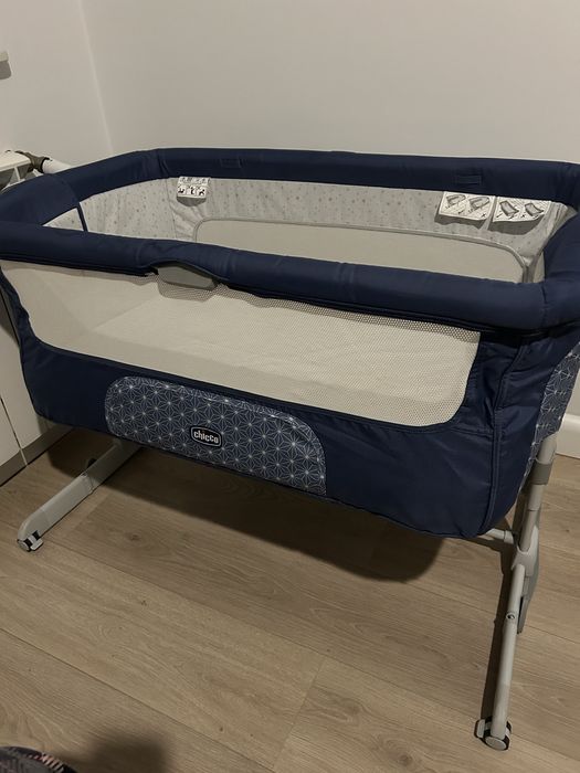 Łóżeczko Chicco Next2Me granatowe plus prześcieradła