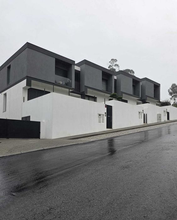 Moradia t3+1 com piscina no centro de Sanfins de Ferreira - A+