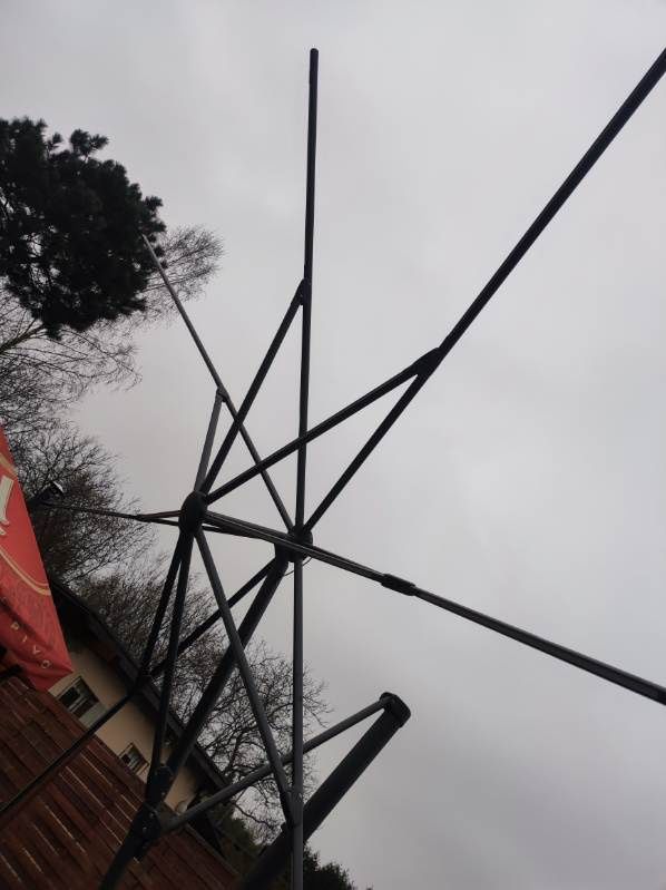 Duży parasol  ogrodowy podswietlany