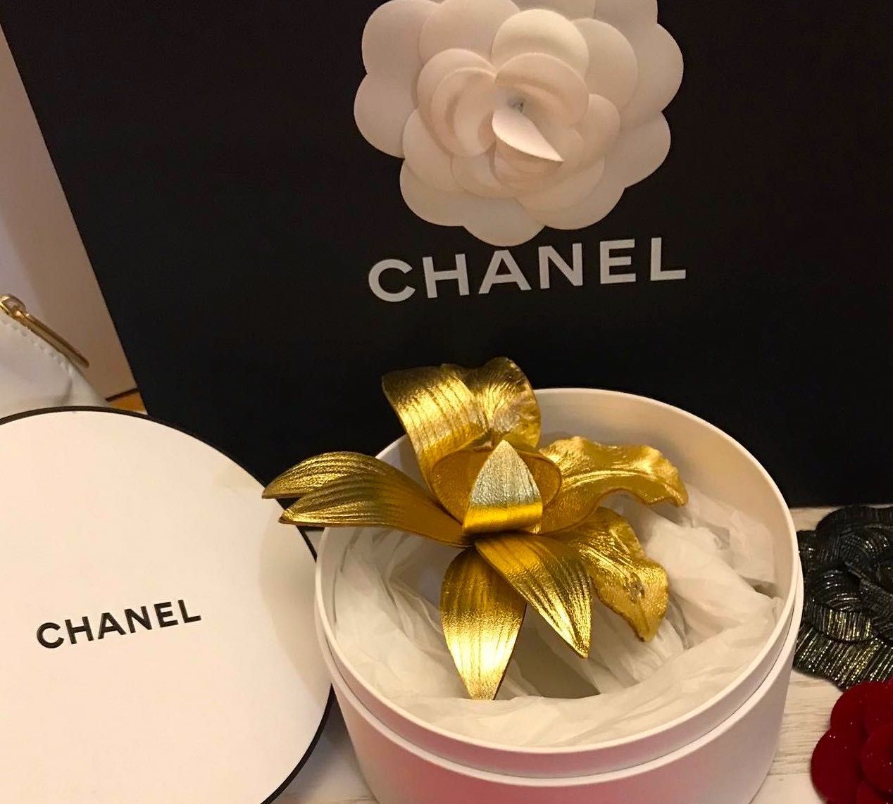VIP подарок брошь CHANEL кожаный цветок, золотой логотип Франция