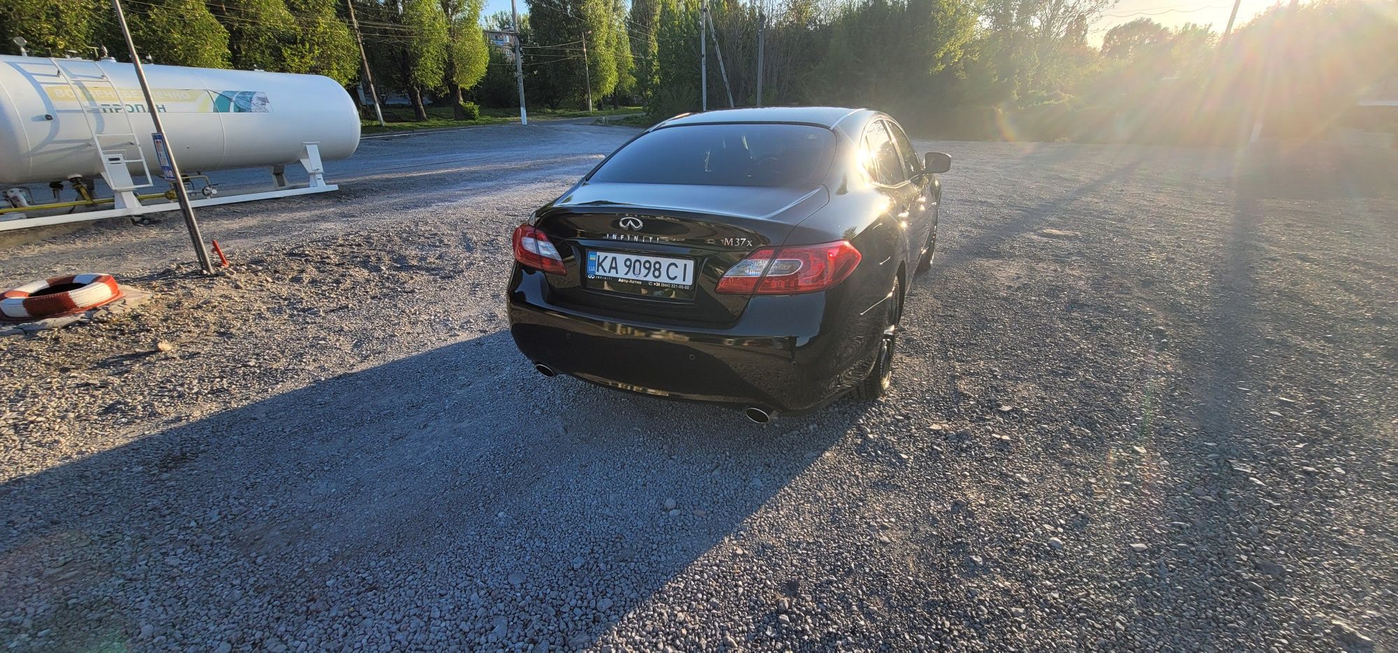 Infiniti m37x повний привід