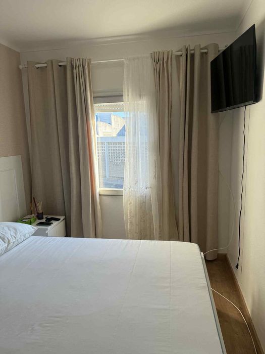 Alugo quarto remodelado e com tv