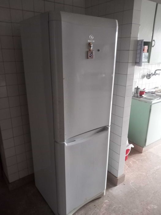 Frigorifico com arca congeladora , Medidas: L x 60cm, C x 60 A x 1,75