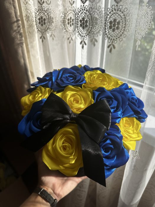 Композиція з атласних троянд)