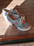 Sapatos compensados multicolores
