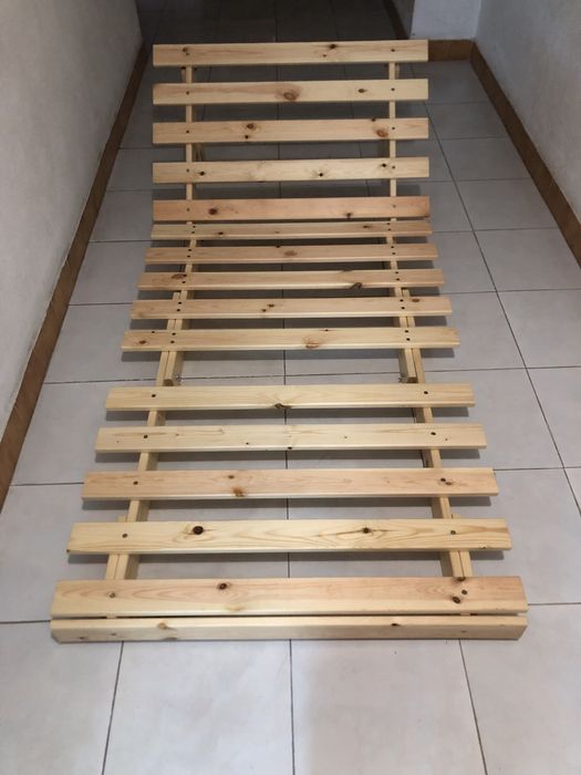Estrutura em madeira com futon