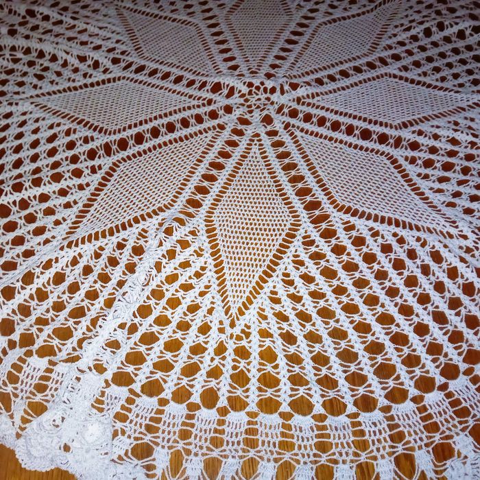 Biały ,szydełkowy obrus -sr,105cm