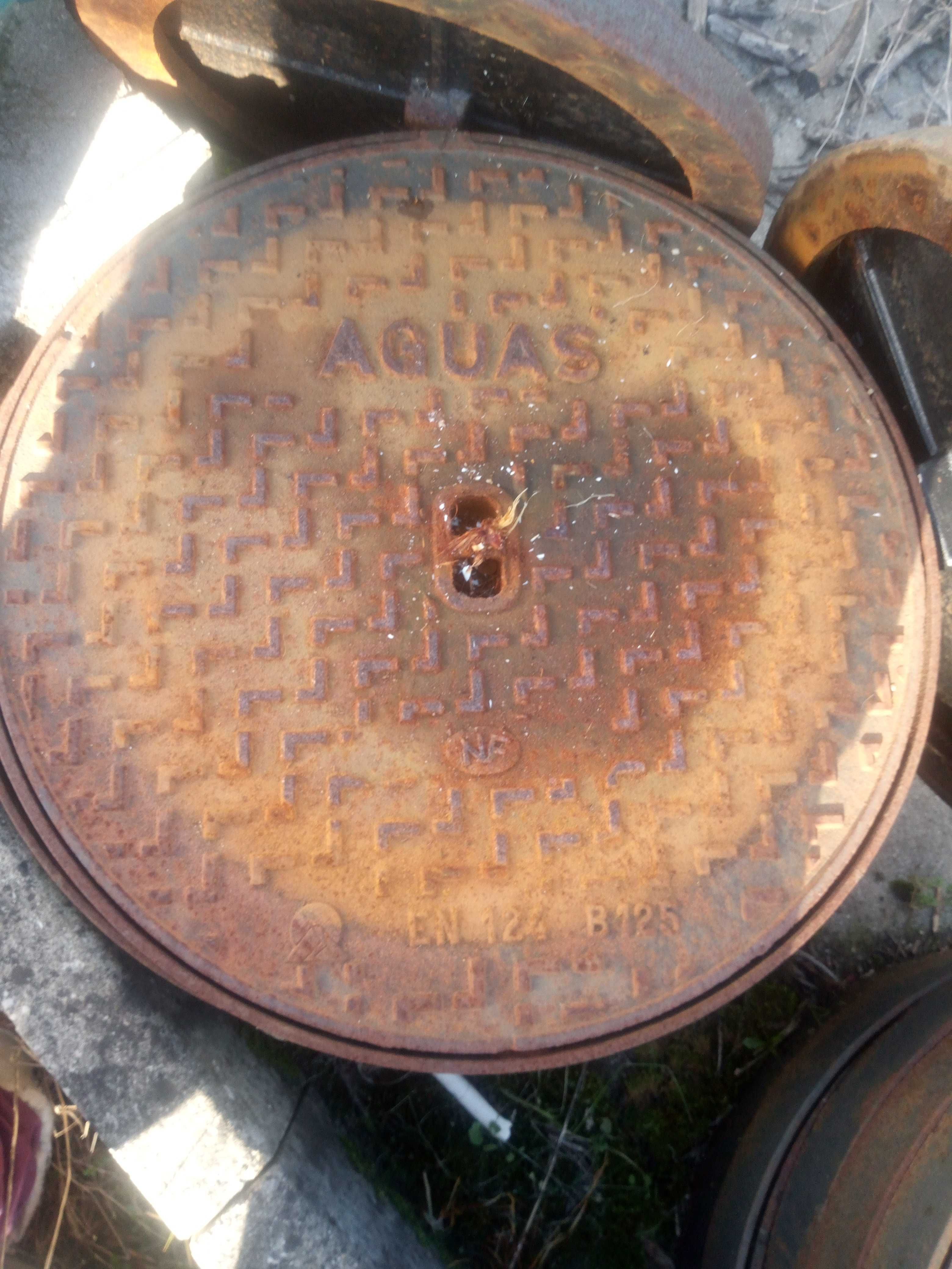 Tampas de esgoto, com aro. Nunca foram aplicadas .0.40 e 0.50