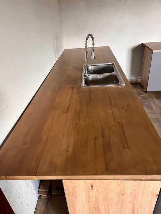 Zestaw używanych szafek kuchennych z blatem i zlewem – nowoczesny styl