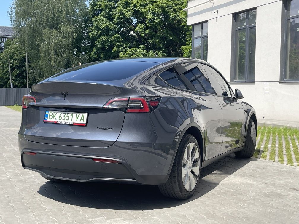 Tesla model Y 2023року