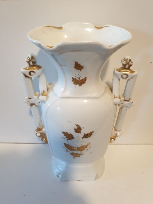 Antiga jarra de altar em porcelana francesa