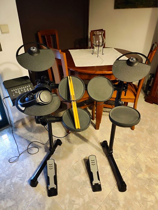 Bateria elétrica YAMAHA DTX400k + banco TAMA