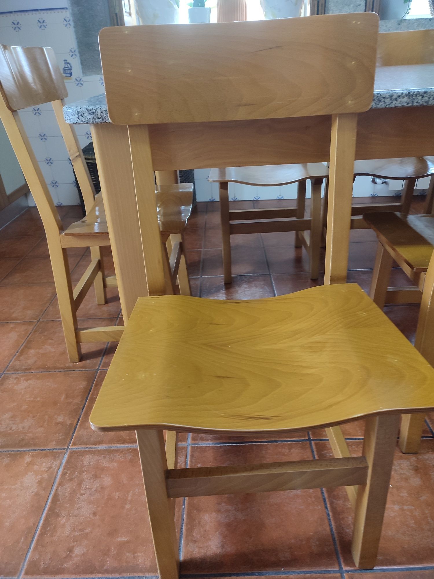 Mesa de Mármore e 8 cadeiras madeira maciça