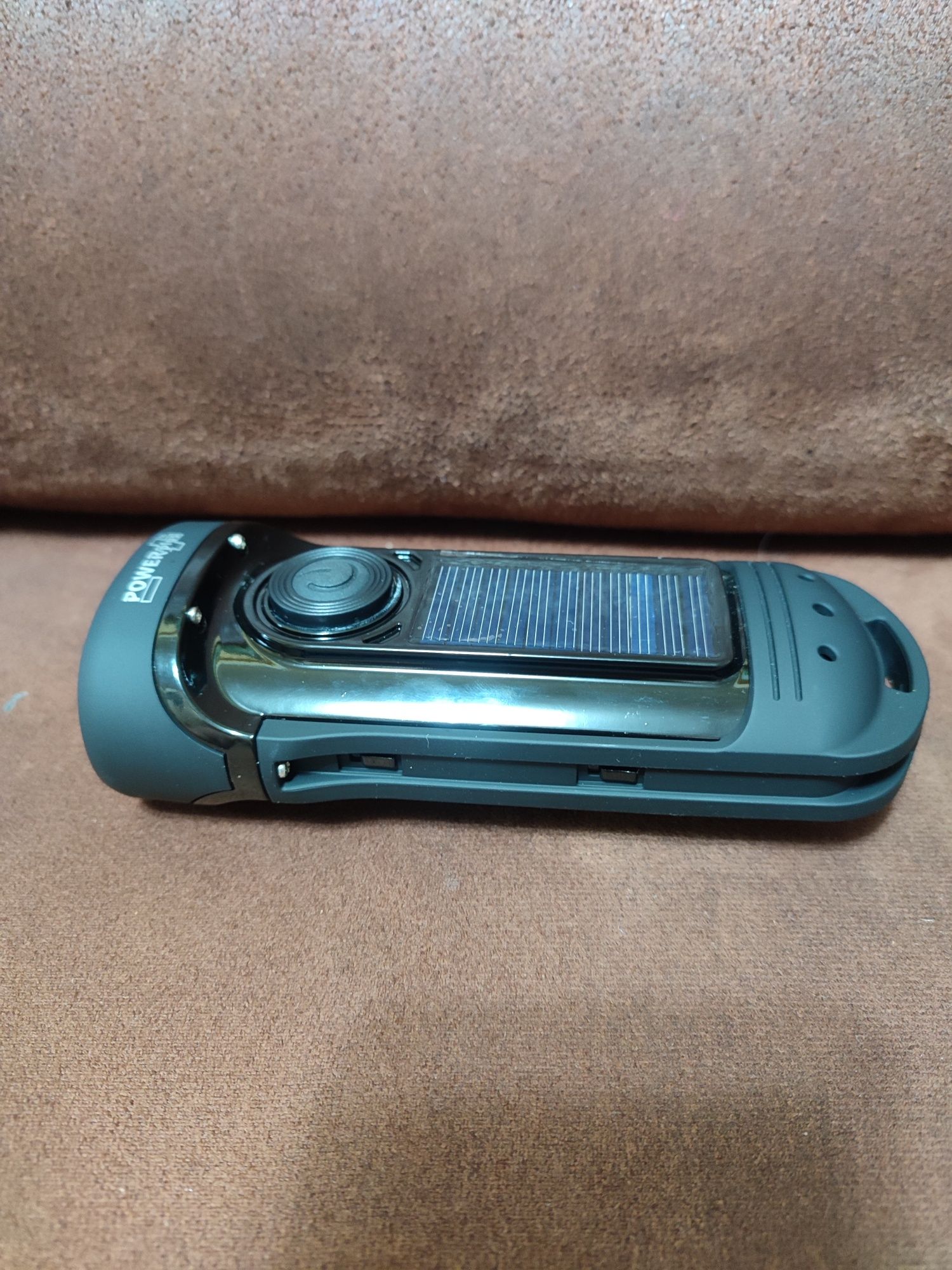 Новый аккумуляторный LED фонарик Rarracuda заряжаемый от Солнца и дина