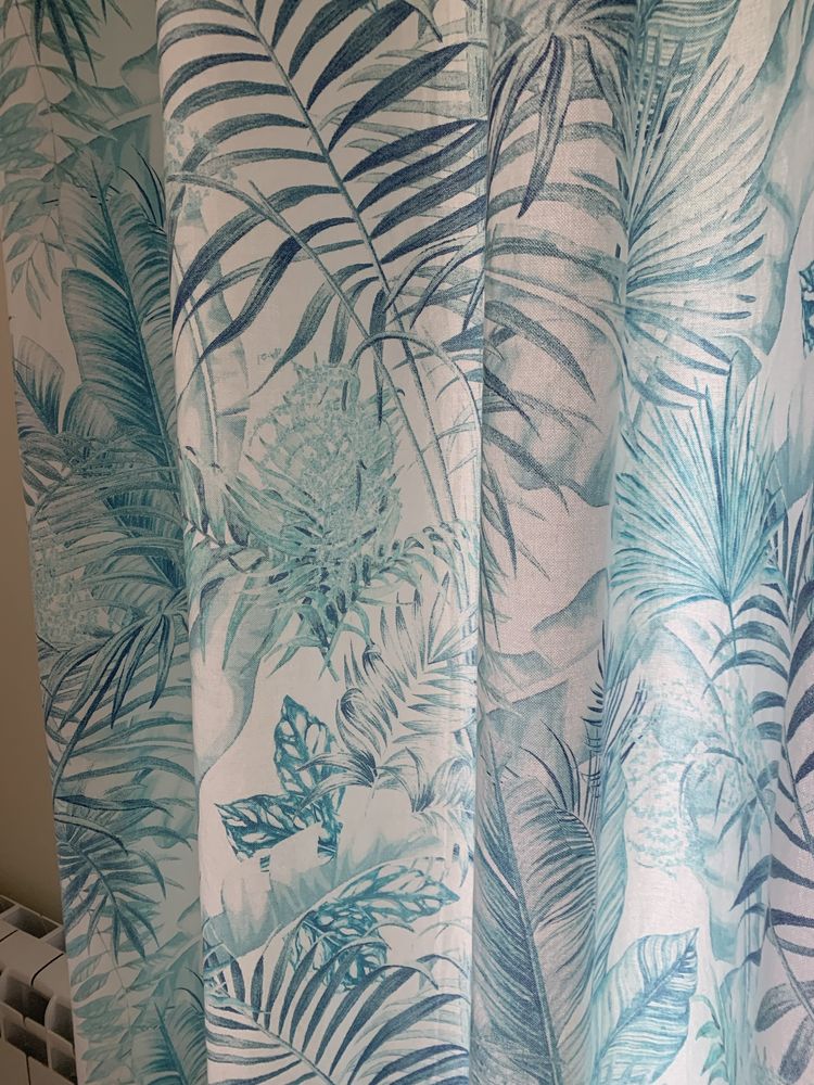 Dois cortinados em tons de verde