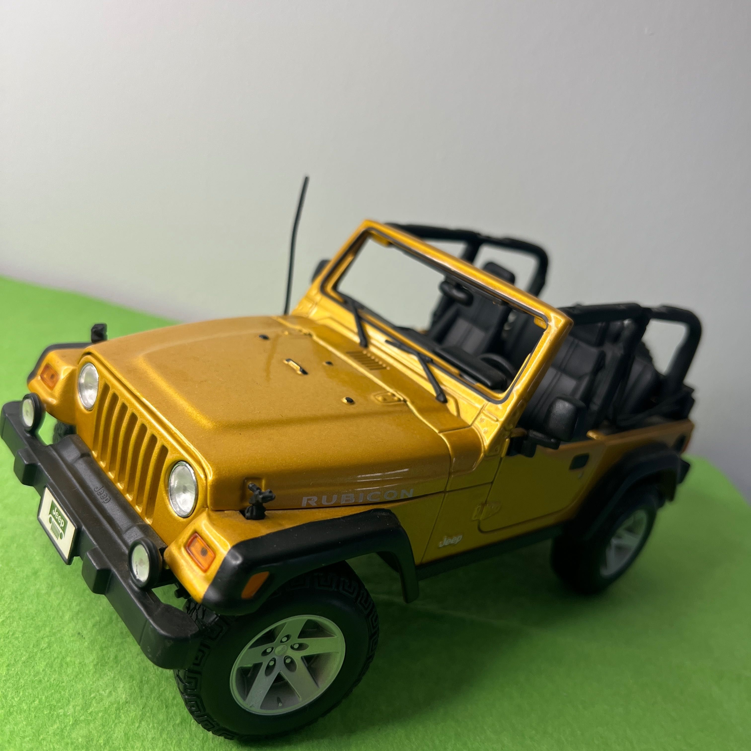 SUV Jeep Wrangler Rubicon Maisto 1:18 Amarelo