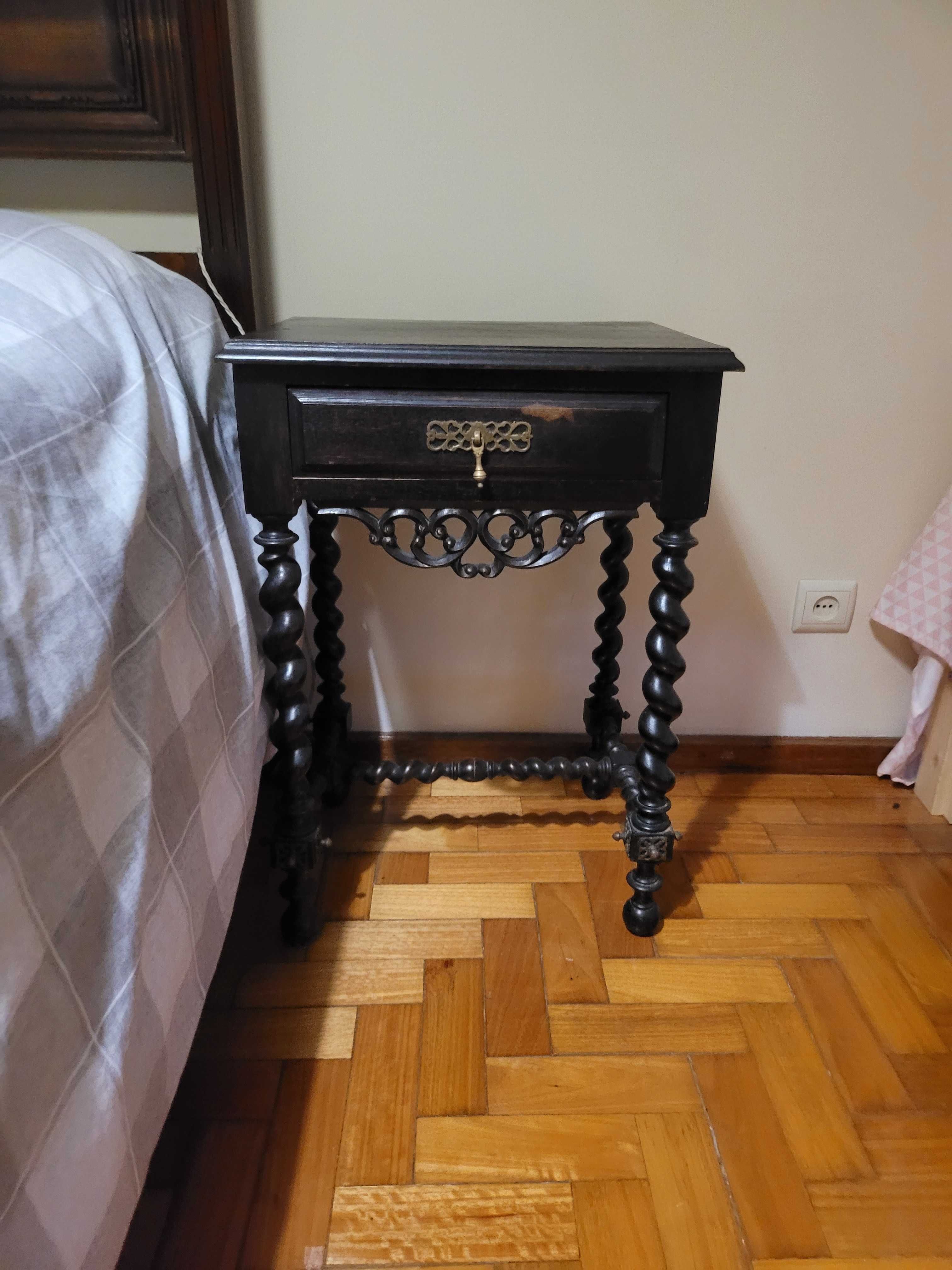 Cama antiga com mesas de cabeceira em muito bom estado